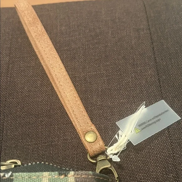 #1085+ Camouflage Wallet with Red Heart and White Horse Thunder Design - Picture 5 of 6